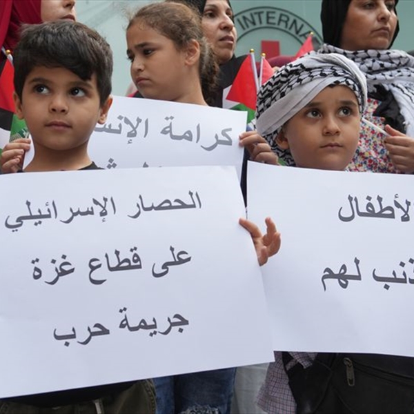 خلال وقفة تضامنية أمام مقر اللجنة الدولية للصليب الاحمر في العاصمة بيروت (شاهد) تطالب المجتمع الدولي بوقف جرائم الاحتلال ضد سكان قطاع غزة