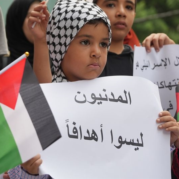 خلال وقفة تضامنية أمام مقر اللجنة الدولية للصليب الاحمر في العاصمة بيروت (شاهد) تطالب المجتمع الدولي بوقف جرائم الاحتلال ضد سكان قطاع غزة