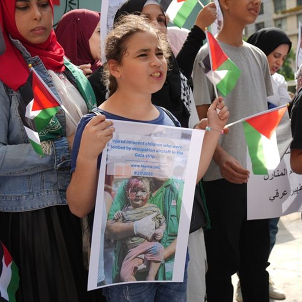 خلال وقفة تضامنية أمام مقر اللجنة الدولية للصليب الاحمر في العاصمة بيروت (شاهد) تطالب المجتمع الدولي بوقف جرائم الاحتلال ضد سكان قطاع غزة