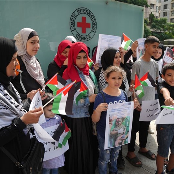 خلال وقفة تضامنية أمام مقر اللجنة الدولية للصليب الاحمر في العاصمة بيروت (شاهد) تطالب المجتمع الدولي بوقف جرائم الاحتلال ضد سكان قطاع غزة