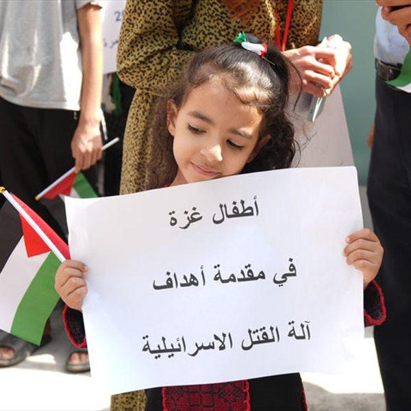 خلال وقفة تضامنية أمام مقر اللجنة الدولية للصليب الاحمر في العاصمة بيروت (شاهد) تطالب المجتمع الدولي بوقف جرائم الاحتلال ضد سكان قطاع غزة