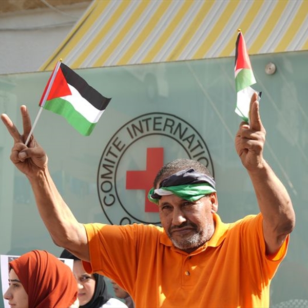 خلال وقفة تضامنية أمام مقر اللجنة الدولية للصليب الاحمر في العاصمة بيروت (شاهد) تطالب المجتمع الدولي بوقف جرائم الاحتلال ضد سكان قطاع غزة