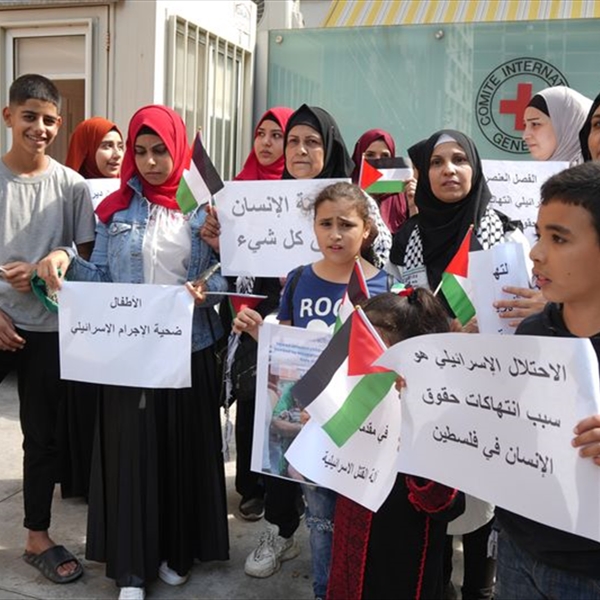 خلال وقفة تضامنية أمام مقر اللجنة الدولية للصليب الاحمر في العاصمة بيروت (شاهد) تطالب المجتمع الدولي بوقف جرائم الاحتلال ضد سكان قطاع غزة