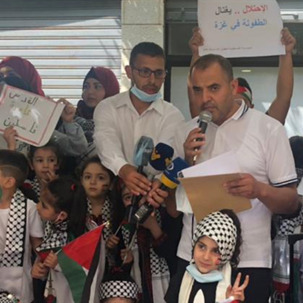 (شاهد) تنظّم اعتصاماً حاشداً لأطفال فلسطنيين في لبنان تضامناً مع أطفال غزة أمام مكتب اللجنة الدولية للصليب الأحمر