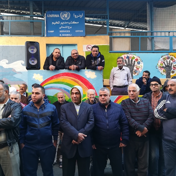 وقفة إحتجاجيةفي مخيم البرج الشمالي إحتجاجاً على تردي الاوضاع الاقتصادية و(شاهد) تتابع تطورات الازمة في المخيمات