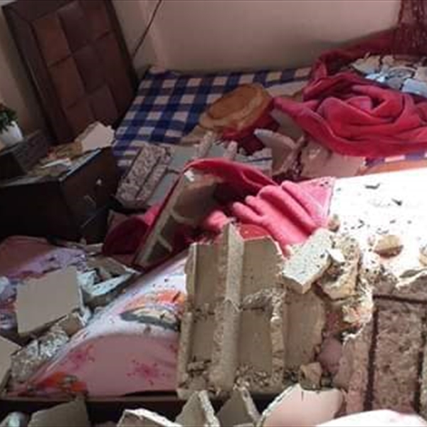 نجاة عائلة فلسطينية من كارثة جراء سقوط سقف منزلها